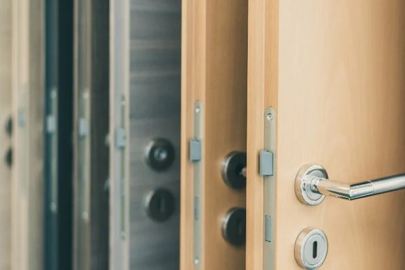 Mehrere Holztüren mit Türklinken.